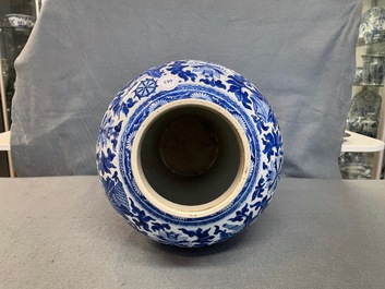 Un vase en porcelaine de Chine en bleu et blanc &agrave; d&eacute;cor de rinceaux de lotus, 19&egrave;me