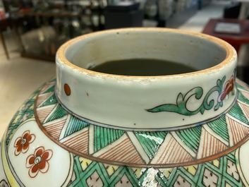 Une paire de vases couverts en porcelaine de Chine famille verte &agrave; d&eacute;cor de dragons, 19&egrave;me