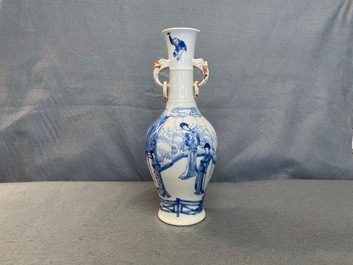 Un vase en porcelaine de Chine en bleu et blanc aux anses en forme de t&ecirc;te d'&eacute;l&eacute;phant, marque et &eacute;poque de Kangxi