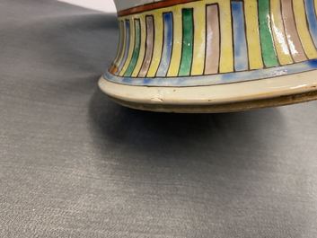 Une paire de vases couverts en porcelaine de Chine famille verte &agrave; d&eacute;cor de dragons, 19&egrave;me