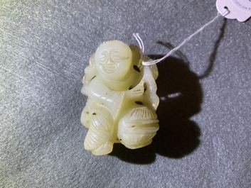 Twee Chinese celadon jade figuren van jongens, 19/20e eeuw