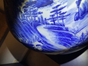 Un grand vase en porcelaine de Chine en bleu et blanc, 19&egrave;me