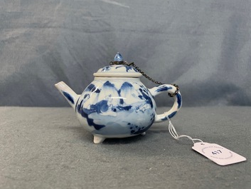 Een Chinese blauw-witte driepotige theepot met figuren in een landschap, Kangxi