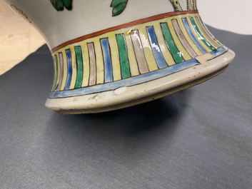 Une paire de vases couverts en porcelaine de Chine famille verte &agrave; d&eacute;cor de dragons, 19&egrave;me