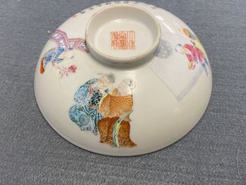 Une paire de bols couverts en porcelaine de Chine famille rose, marque et &eacute;poque de Jiaqing