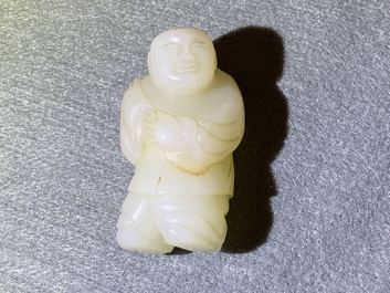 Twee Chinese celadon jade figuren van jongens, 19/20e eeuw