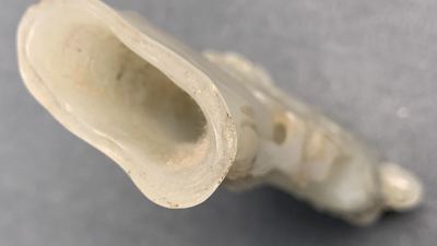 Un vase en jade sur socle ajour&eacute;, Chine, Qing
