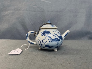 Een Chinese blauw-witte driepotige theepot met figuren in een landschap, Kangxi