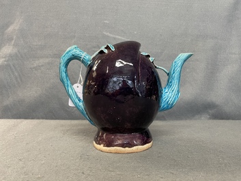 Een Chinese aubergine- en turquoise-geglazuurde perzikvormige cadogan theepot, 18/19e eeuw