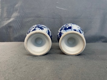 Une paire de vases en porcelaine de Chine en bleu et blanc aux anses en forme de t&ecirc;te d'&eacute;l&eacute;phant, Kangxi