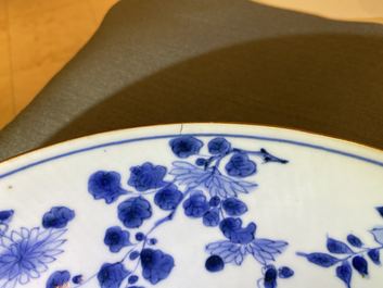 Un plat en porcelaine de Chine en bleu et blanc &agrave; d&eacute;cor d'un ph&eacute;nix, &eacute;poque Transition