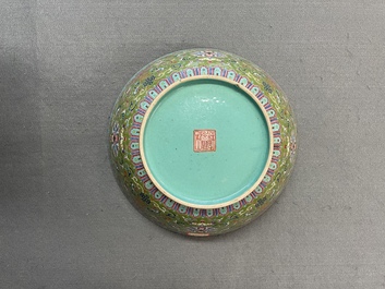 Een Chinese famille rose kom met groene fondkleur, Daoguang merk en periode