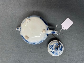 Een Chinese blauw-witte driepotige theepot met figuren in een landschap, Kangxi