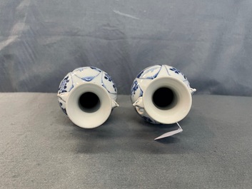 Une paire de vases en porcelaine de Chine en bleu et blanc aux anses en forme de t&ecirc;te d'&eacute;l&eacute;phant, Kangxi