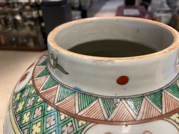 Une paire de vases couverts en porcelaine de Chine famille verte &agrave; d&eacute;cor de dragons, 19&egrave;me