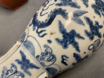 Un vase en porcelaine de Chine en bleu et blanc &agrave; d&eacute;cor de 'dragons de mer', Wanli