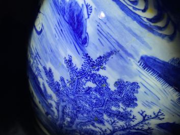 Een grote Chinese blauw-witte flesvormige vaas, 19e eeuw