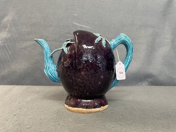 Een Chinese aubergine- en turquoise-geglazuurde perzikvormige cadogan theepot, 18/19e eeuw