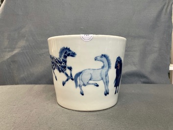 Une jardini&egrave;re en porcelaine de Chine en bleu et blanc &agrave; d&eacute;cor des 'Huit chevaux de Mu Wang', marque de Qianlong, 19&egrave;me