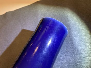 Un vase de forme bouteille en porcelaine de Chine bleu monochrome, marque et &eacute;poque de Qianlong