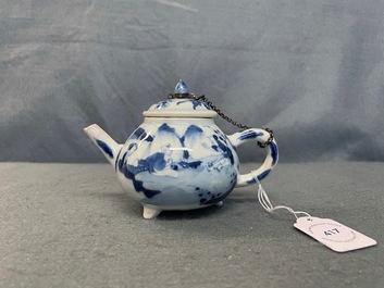 Une th&eacute;i&egrave;re tripode en porcelaine de Chine en bleu et blanc &agrave; d&eacute;cor de figures dans un paysage, Kangxi