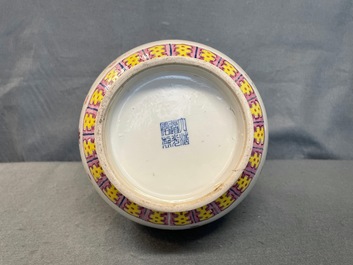 Un vase de forme 'yuhuchunping' en porcelaine de Chine famille rose, marque et &eacute;poque de Daoguang