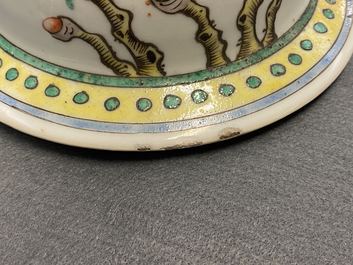 Une paire de vases couverts en porcelaine de Chine famille verte &agrave; d&eacute;cor de dragons, 19&egrave;me