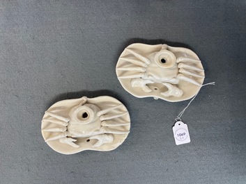 Une paire de compte-gouttes en forme de crabe en porcelaine blanc de Chine de Dehua, Kangxi