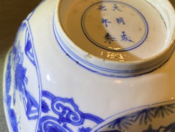 Twee Chinese blauw-witte kommen, Chenghua merk, Kangxi