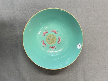 Un bol en porcelaine de Chine famille rose &agrave; fond vert, marque et &eacute;poque de Daoguang