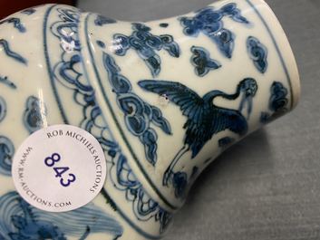 Een zeldzame Chinese blauw-witte 'zeedraken' vaas, Wanli