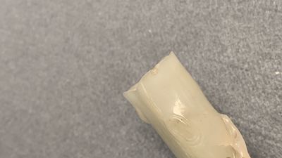 Un vase en jade sur socle ajour&eacute;, Chine, Qing