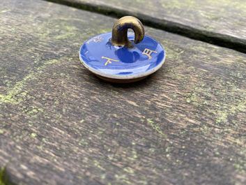 Une th&eacute;i&egrave;re en porcelaine de Chine &agrave; d&eacute;cor dor&eacute; sur fond bleu, marque et &eacute;poque de Qianlong