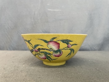Een Chinese kom met negen perziken decor op gele fondkleur, Guangxu merk en periode