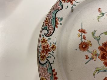 Une assiette en fa&iuml;ence de Delft petit feu &agrave; d&eacute;cor floral de style chinoiserie, 18&egrave;me