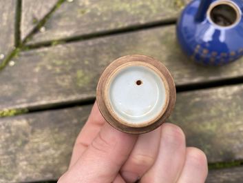 Une th&eacute;i&egrave;re en porcelaine de Chine &agrave; d&eacute;cor dor&eacute; sur fond bleu, marque et &eacute;poque de Qianlong