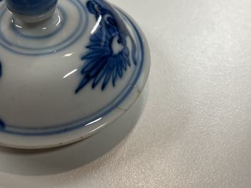 Een Chinese blauw-witte theepot met bamboevormige tuit en handvat, Kangxi