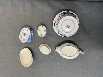 An extensive Chinese blue and white 'hunting scene' service, 18/19th C.