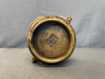 Un br&ucirc;le-parfum en bronze, marque de Xuande, Qing