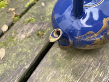 Une th&eacute;i&egrave;re en porcelaine de Chine &agrave; d&eacute;cor dor&eacute; sur fond bleu, marque et &eacute;poque de Qianlong