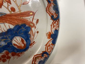 Une assiette en fa&iuml;ence de Delft dor&eacute; &agrave; d&eacute;cor d'un paon, 18&egrave;me