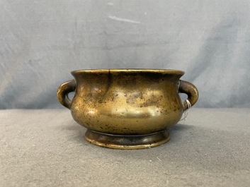 Een Chinese bronzen wierookbrander, Xuande merk, Qing