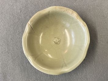 Un bol en porcelaine de Chine c&eacute;ladon de Longquan &agrave; d&eacute;cor d'une tortue dans un lotus, Song/Yuan