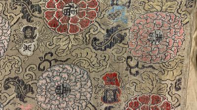 Drie Chinese zijden borduurwerken met onsterfelijken en sterrengoden, 19e eeuw