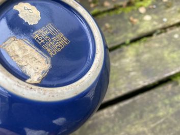 Une th&eacute;i&egrave;re en porcelaine de Chine &agrave; d&eacute;cor dor&eacute; sur fond bleu, marque et &eacute;poque de Qianlong