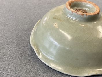 Un bol en porcelaine de Chine c&eacute;ladon de Longquan &agrave; d&eacute;cor d'une tortue dans un lotus, Song/Yuan