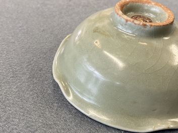 Een Chinese Longquan celadon kom met een schildpad in een lotus, Song/Yuan