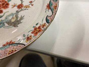 Une assiette en fa&iuml;ence de Delft petit feu &agrave; d&eacute;cor floral de style chinoiserie, 18&egrave;me