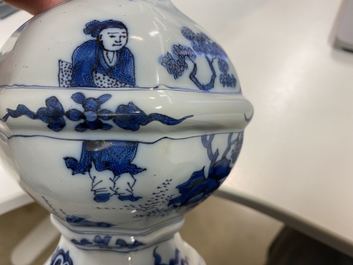 Une paire de vases en fa&iuml;ence de Delft en bleu et blanc &agrave; d&eacute;cor de chinoiserie, fin du 17&egrave;me