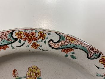 Une assiette en fa&iuml;ence de Delft petit feu &agrave; d&eacute;cor floral de style chinoiserie, 18&egrave;me